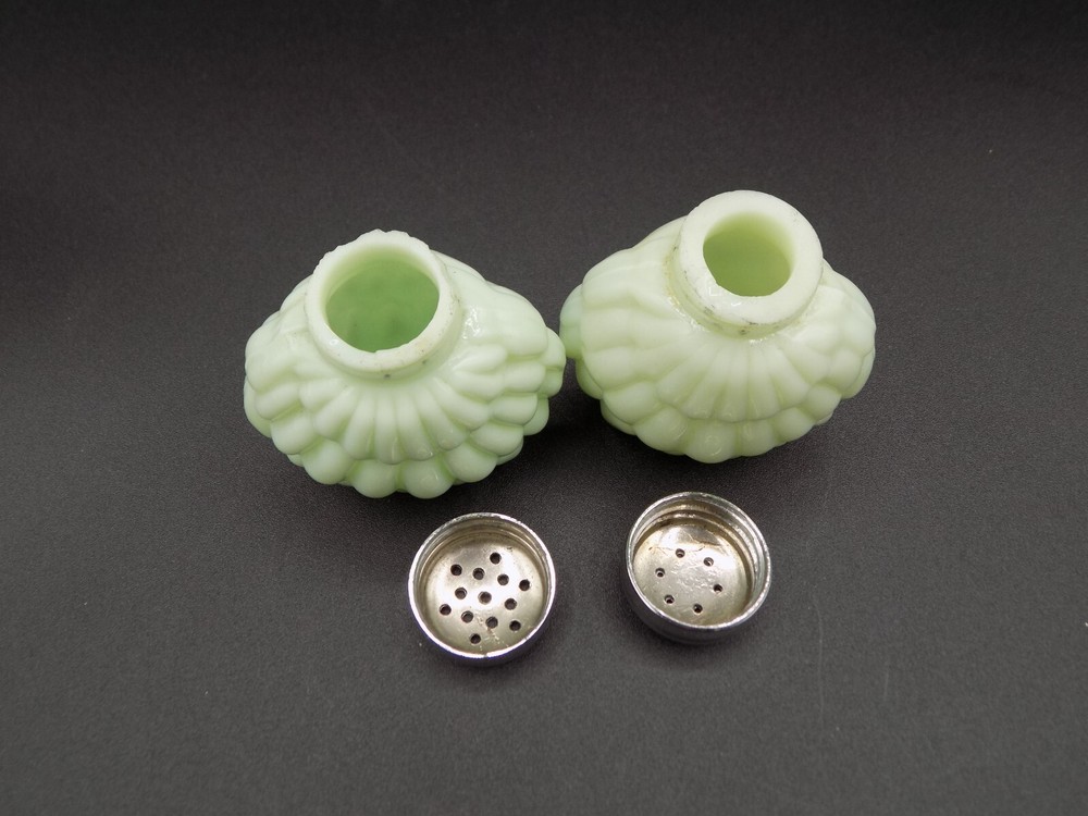 EAPG CONSOLIDATED Green Overlapping SHELL Pattern Salt & Pepper Shakers