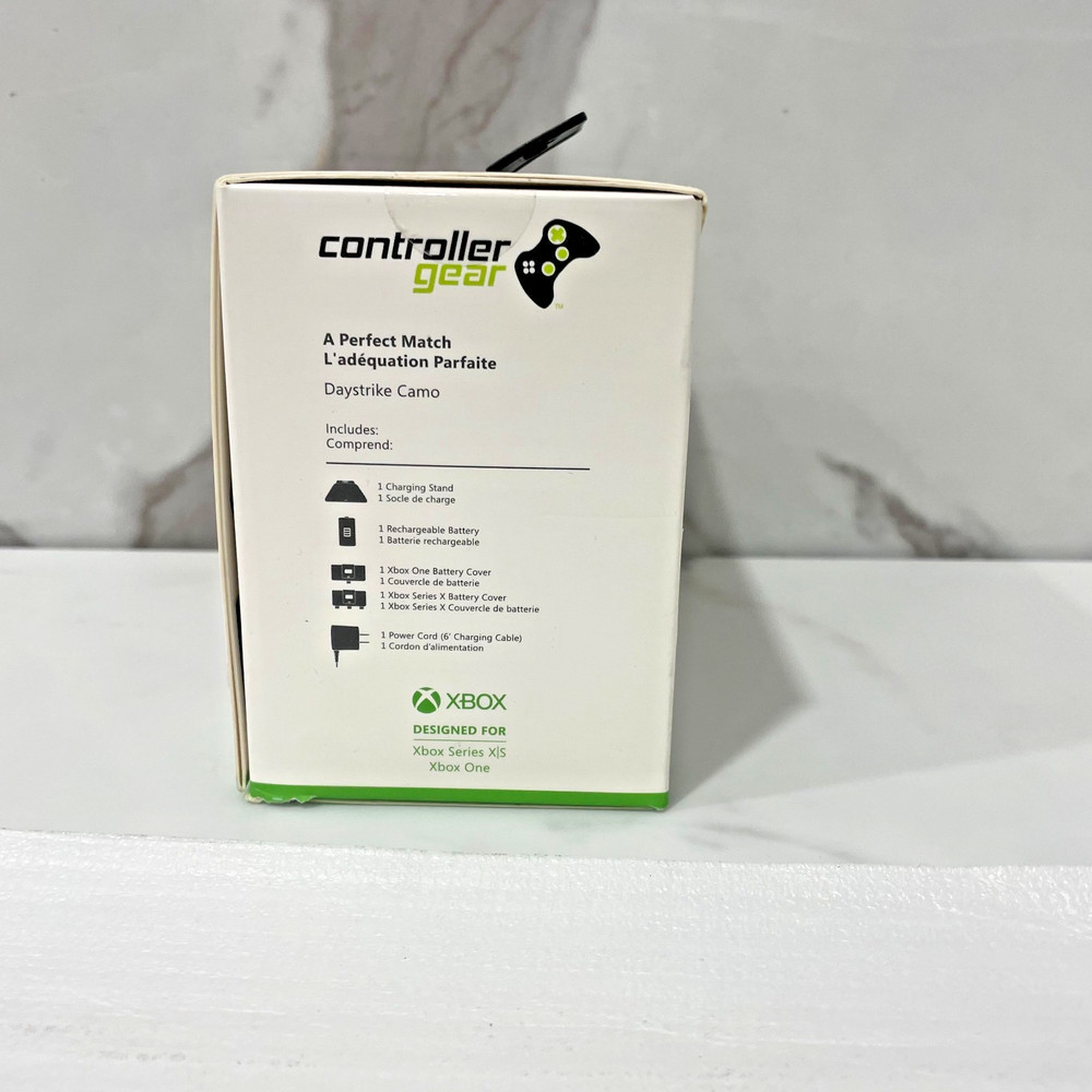 Controller Gear Xbox Pro Charging Stand - Daystrike Camo Red