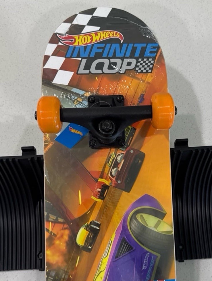 Hot Wheels Infinite Loop 31-inch complete skateboard