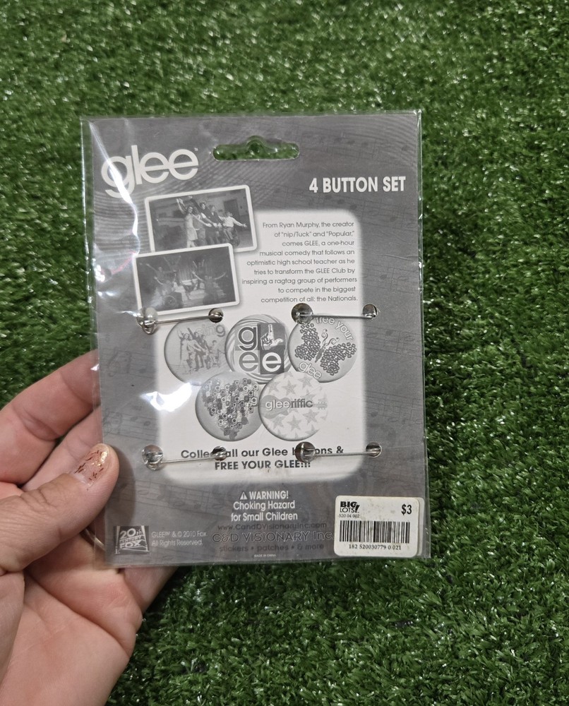 New In Plastic Glee 4 Button Pin Set