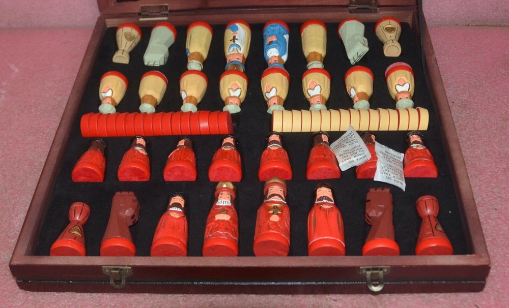 Vintage Thomas Pacconi Classics Christmas Chess Checkers Set.