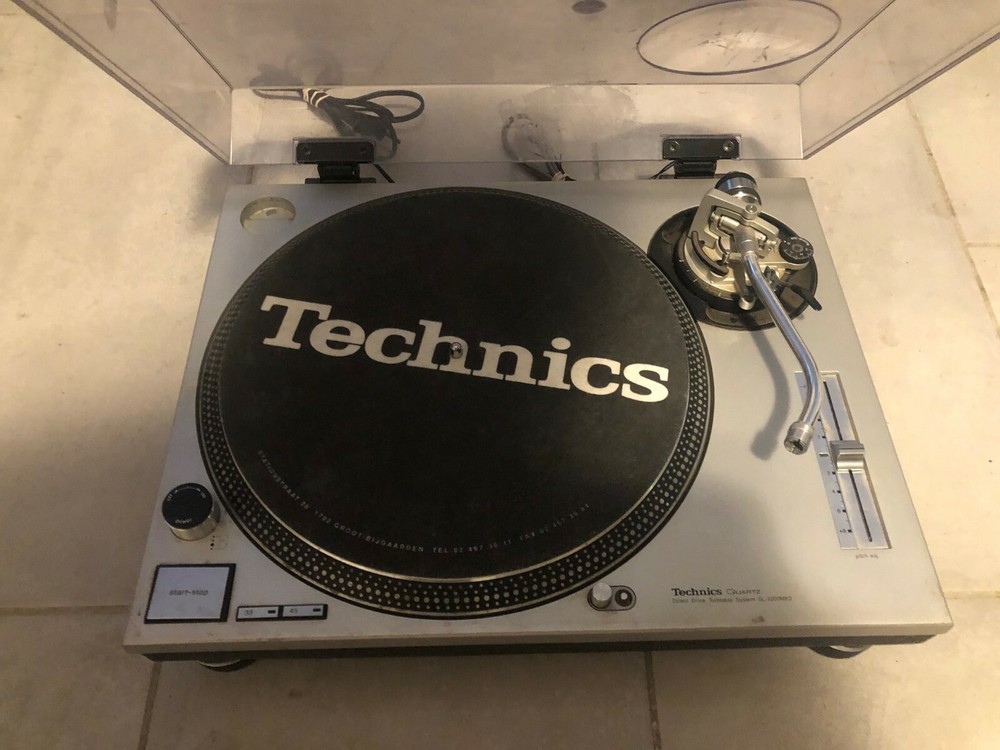 Vintage Technics SL-1200MK2 Direct Drive Turntable Great Condition