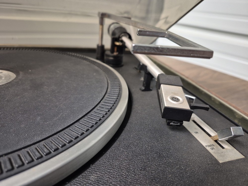 GE Am/fm Portable Phonograph Record Player Read