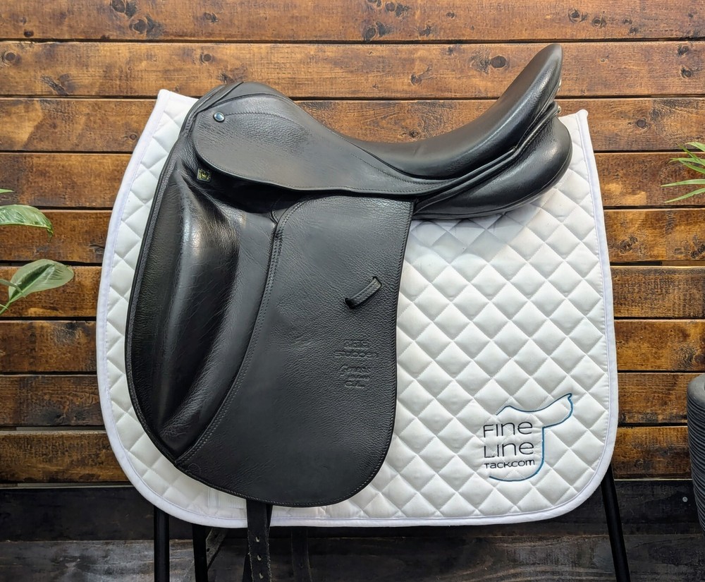 18" Stubben Genesis CL Deluxe (2015) *Wool Flocked*