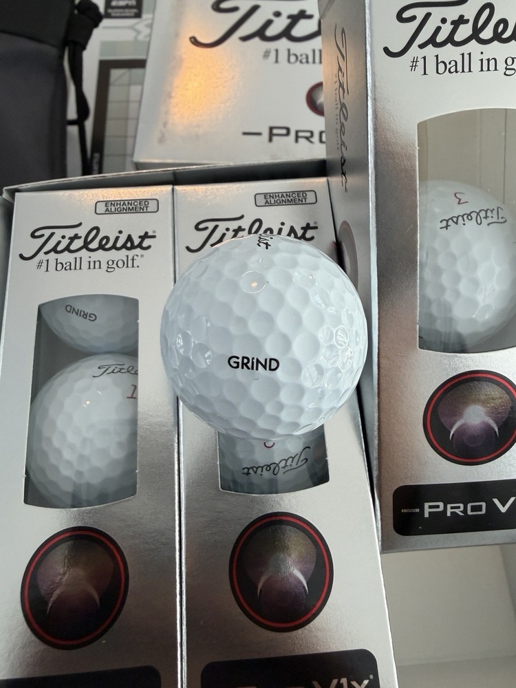 TITLEIST PRO V1X LEFT DASH WHITE ENHANCED ALIGNMENT GOLF BALL DOZEN