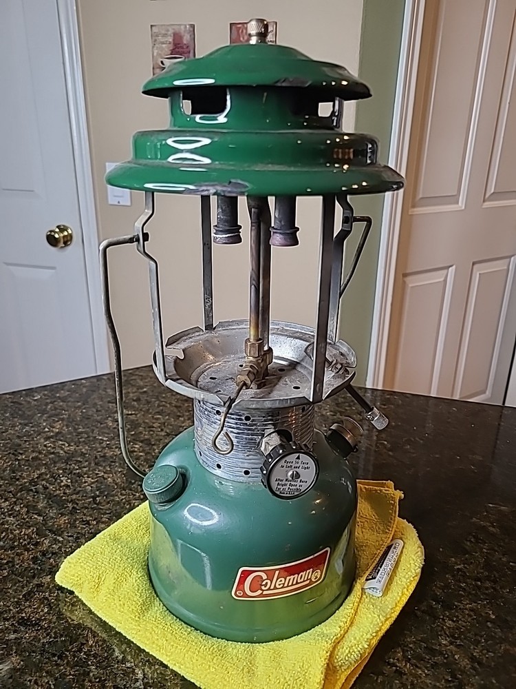 1972 Coleman Lantern Model 220F NEEDS A GLOBE Works!