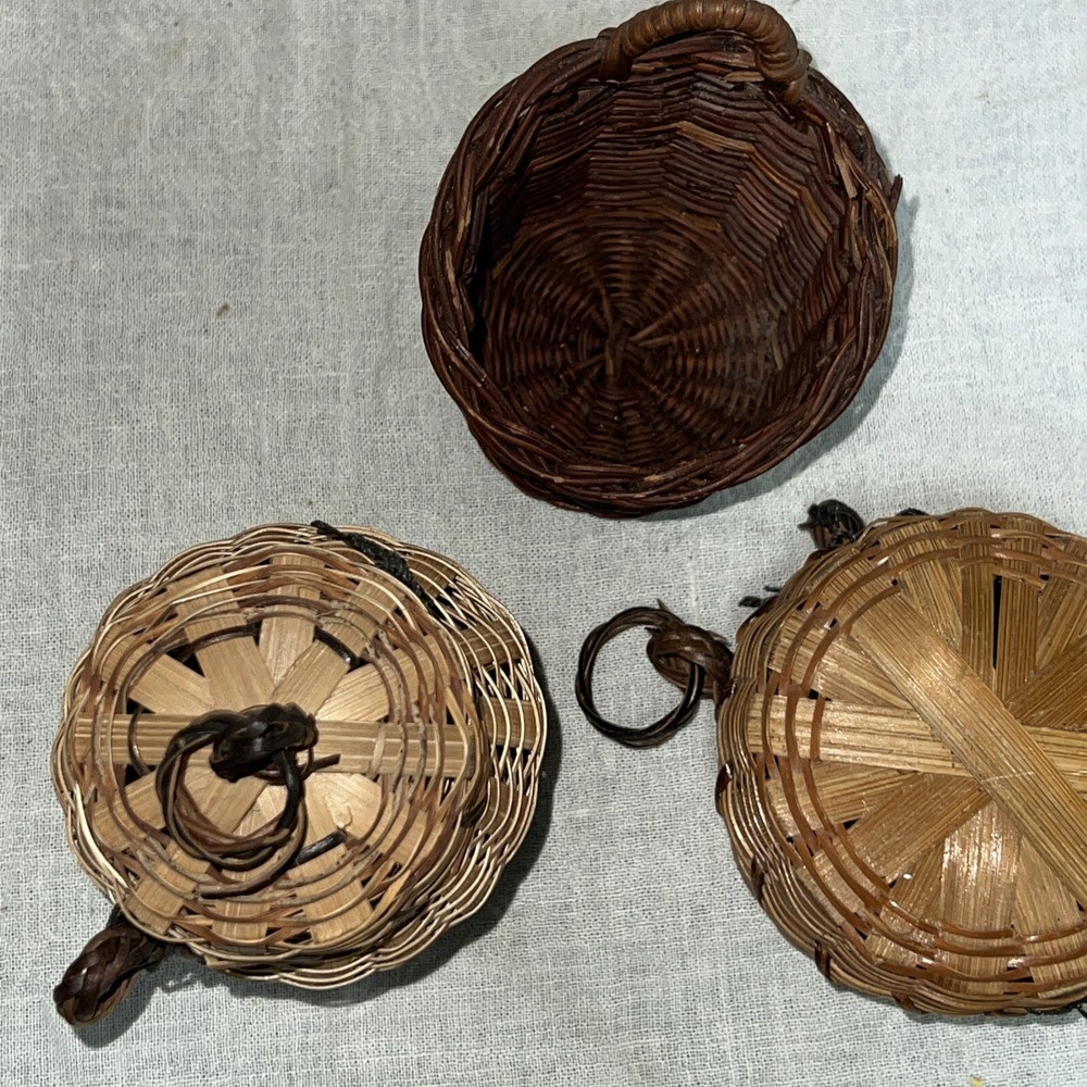 VINTAGE 3-MINIATURE BASKETS 2with lids