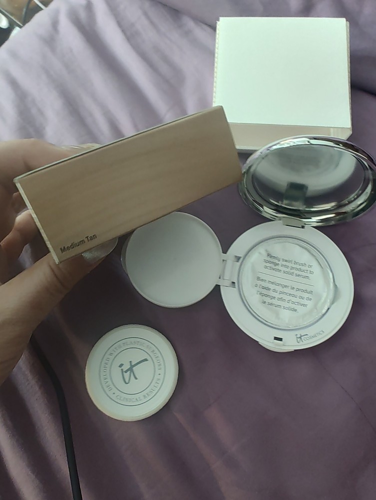 It Confidence In A Compact Shade Medium Tan DISCONTINUED