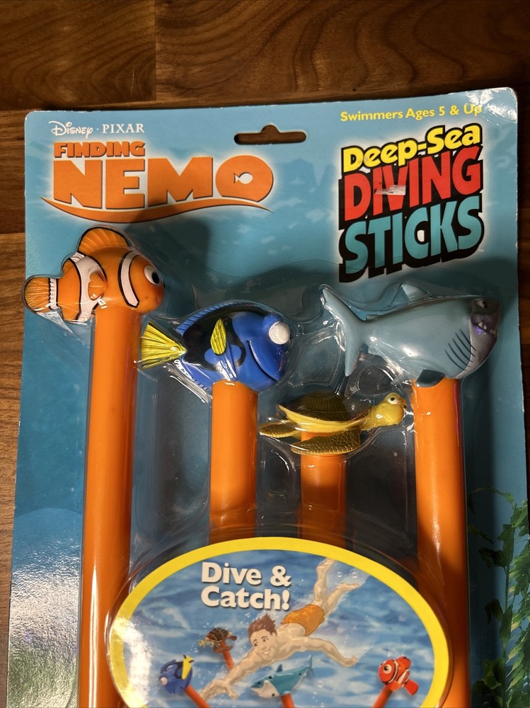 New Sealed 2004 Finding Nemo Pool Toy Diving Sticks Crush Bruce Dory