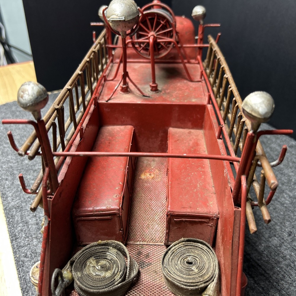 Antique Metal Fire Engine. Removable Side Ladders. In Good Condition .￼