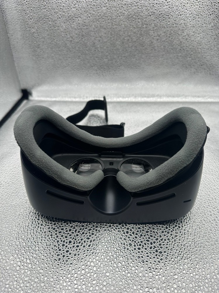 Samsung VR Oculus SM-R324NZAAXAR Goggles with Controller, Open Box-TESTED