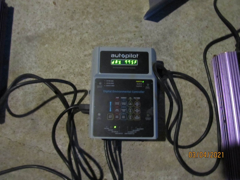 AUTO PILOT DIGITAL ENVIRONMENT CONTROLLER WITH APOLLO 1000 AND LIGHTS