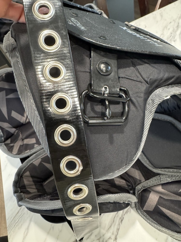 Xénith Pro Skill Black Shoulder Pad Medium