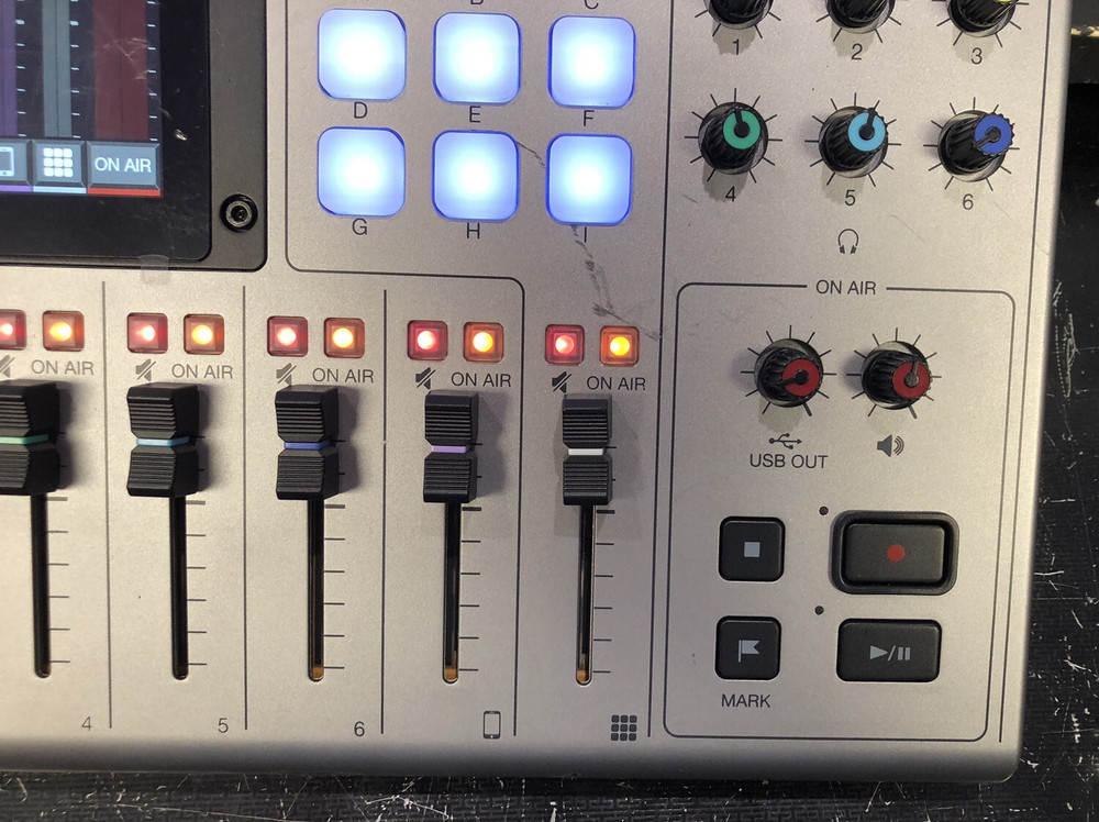 Zoom PODTRAKP8 Podcast Recorder Tracking