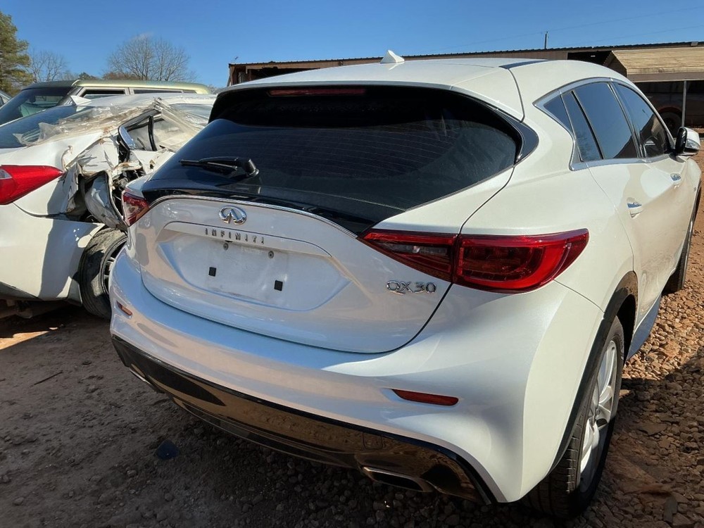 QX30 2017 Glove Box 4977390