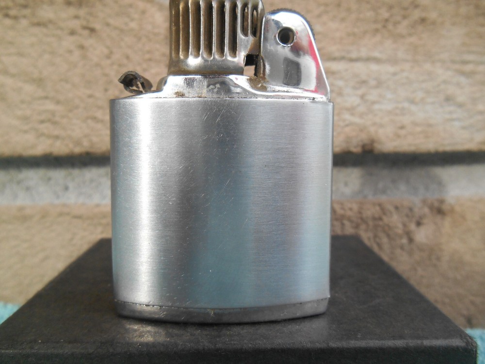 Vintage Ronson WINDLITE CHROME CIGARETTE LIGHTER. NO LID! WORKS!