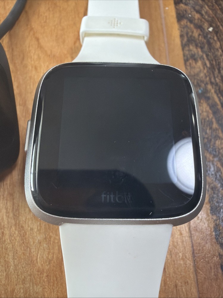 Fitbit Versa FB415 SC Fitness Smartwatch Activity Tracker White Small Working
