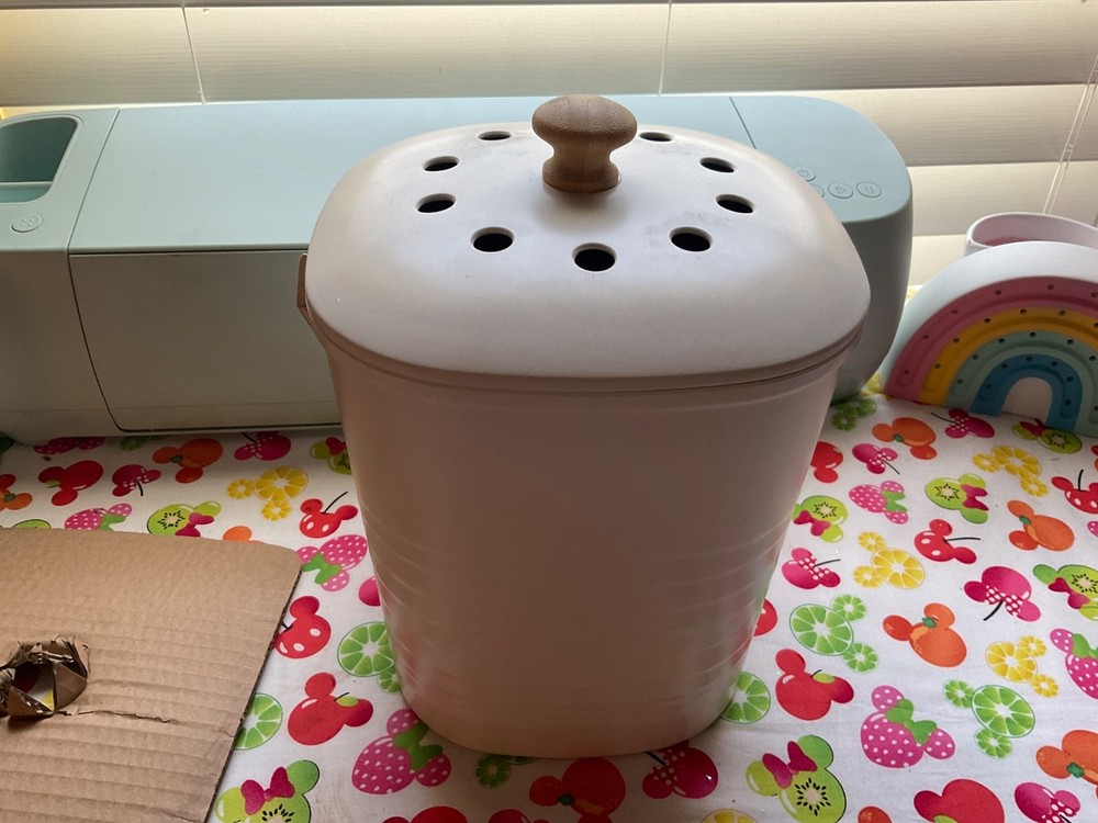 Countertop Compost Bin with Lid, Odorless Compost Bin with Carbon Filter NEW