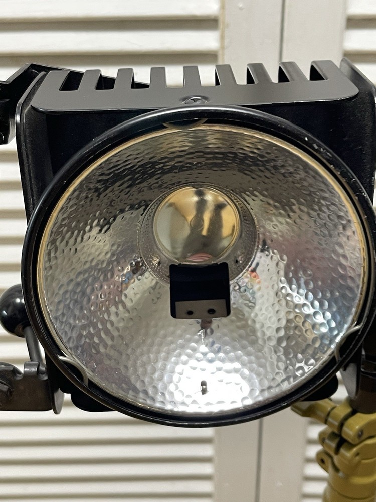 Lowel Omni Light And Stand Needs Bulb