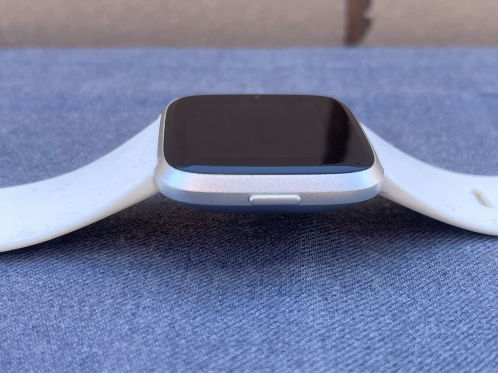 Fitbit Versa Lite FB415 SD Fitness Smartwatch Activity Tracker Silver UNTESTED