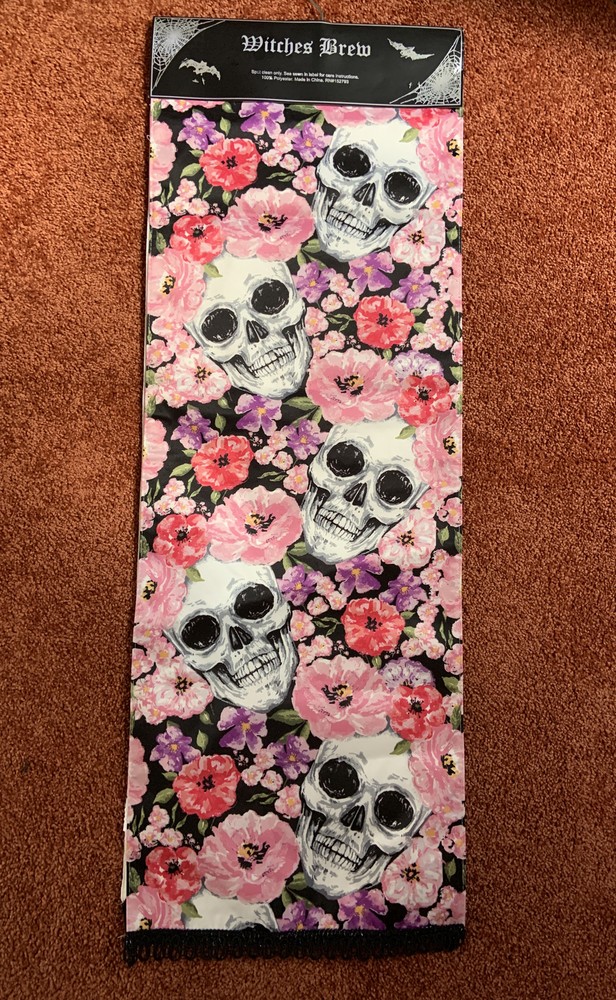witches brew skull table cloth size 13 X 72