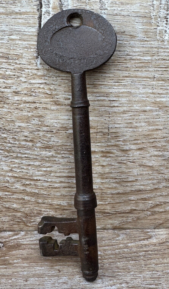 ANTIQUE METAL KEY LARGE