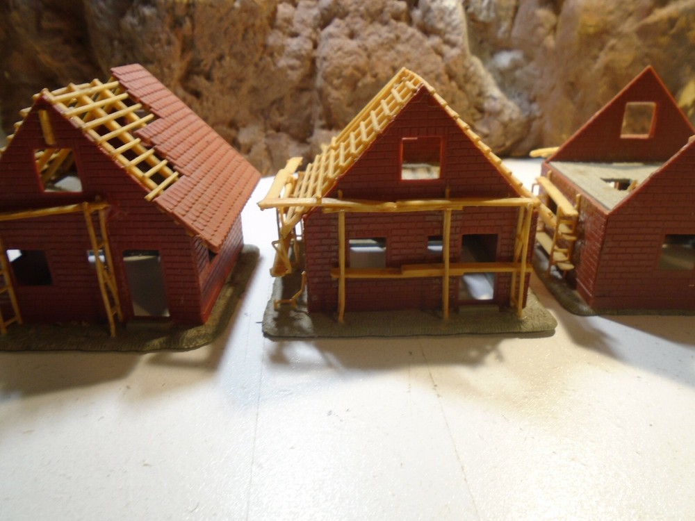 HO SCALE HOUSING DEVELOPMENT WITH 3 HOUSES IN DEVELOPMENT 5-162-5