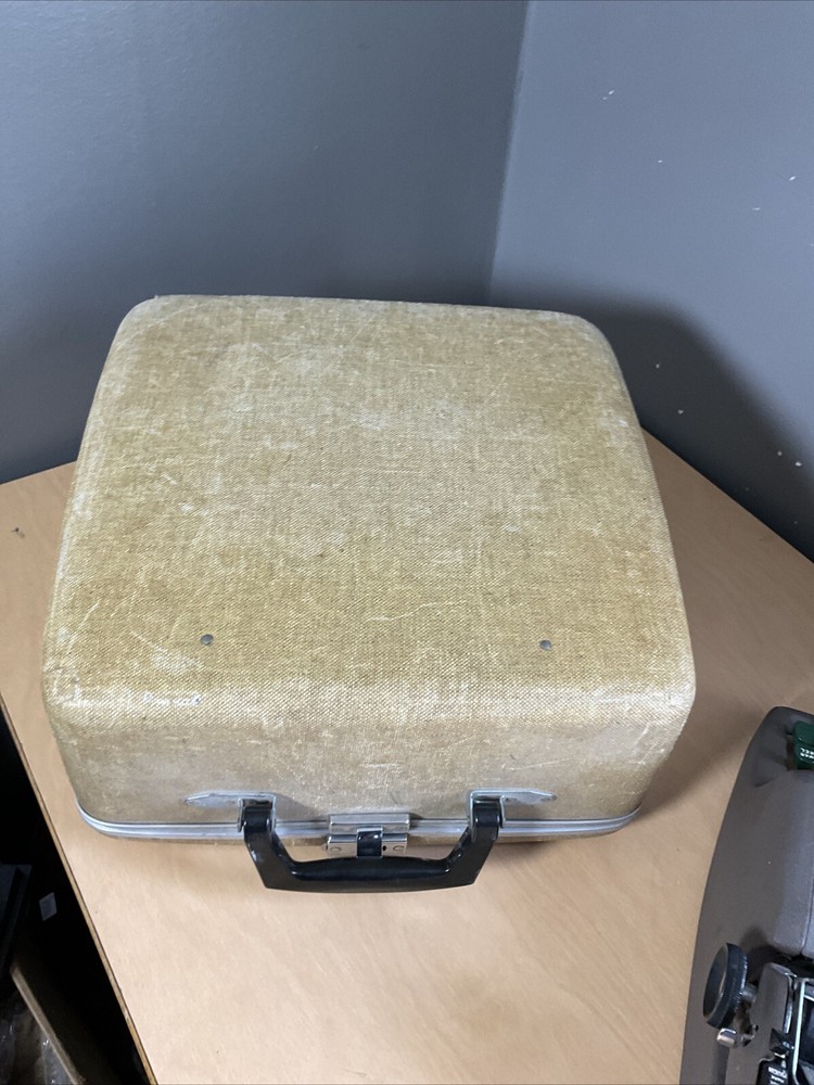 Royal Quiet De Luxe (Deluxe) Manual Typewriter with Carrying Case working