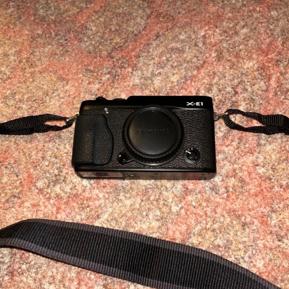 FUJIFILM X-E1 Mirrorless Camera Black