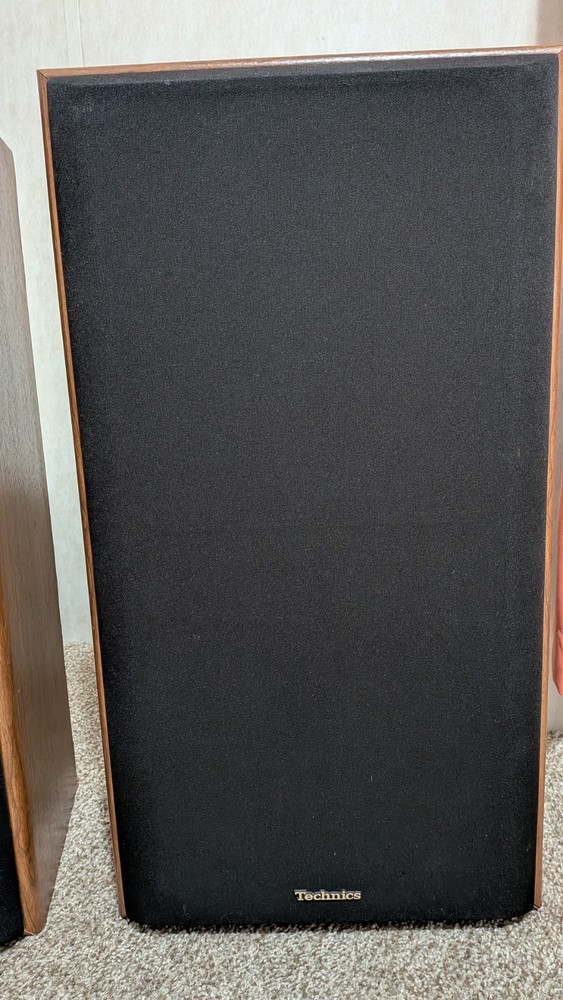 Technics Vintage Speaker Cabinets With Speaker Wire And Amplifier Receiver