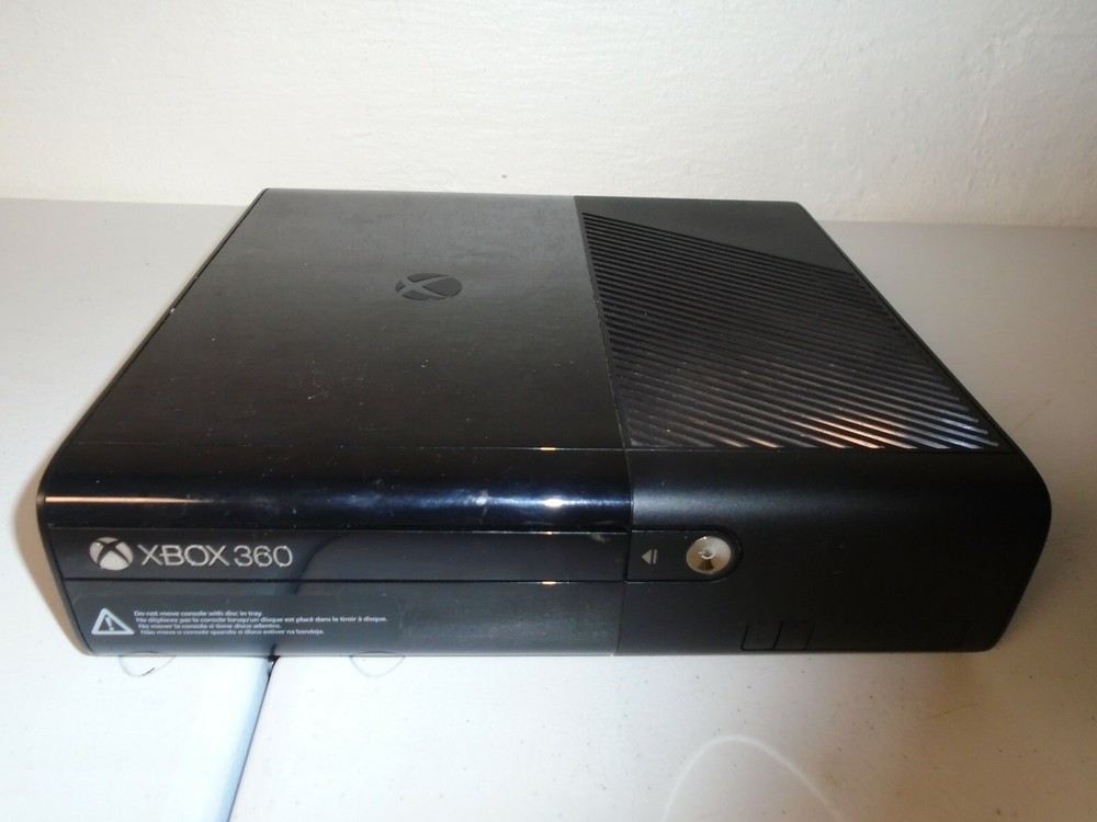 Microsoft Xbox 360 1538 Bundle Kinect, Controller, Headset & 5 Games Read Descr.