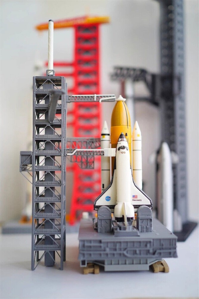 1/400 Space Shuttle Discovery with Launcher Platform Painted Collection Model