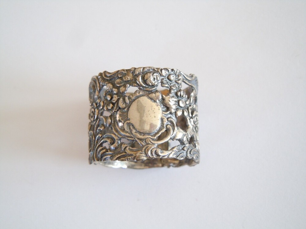 Small 835 CB Silver Napkin Ring With Pierced Pattern 8.6 G/2.7X2.0 Cm