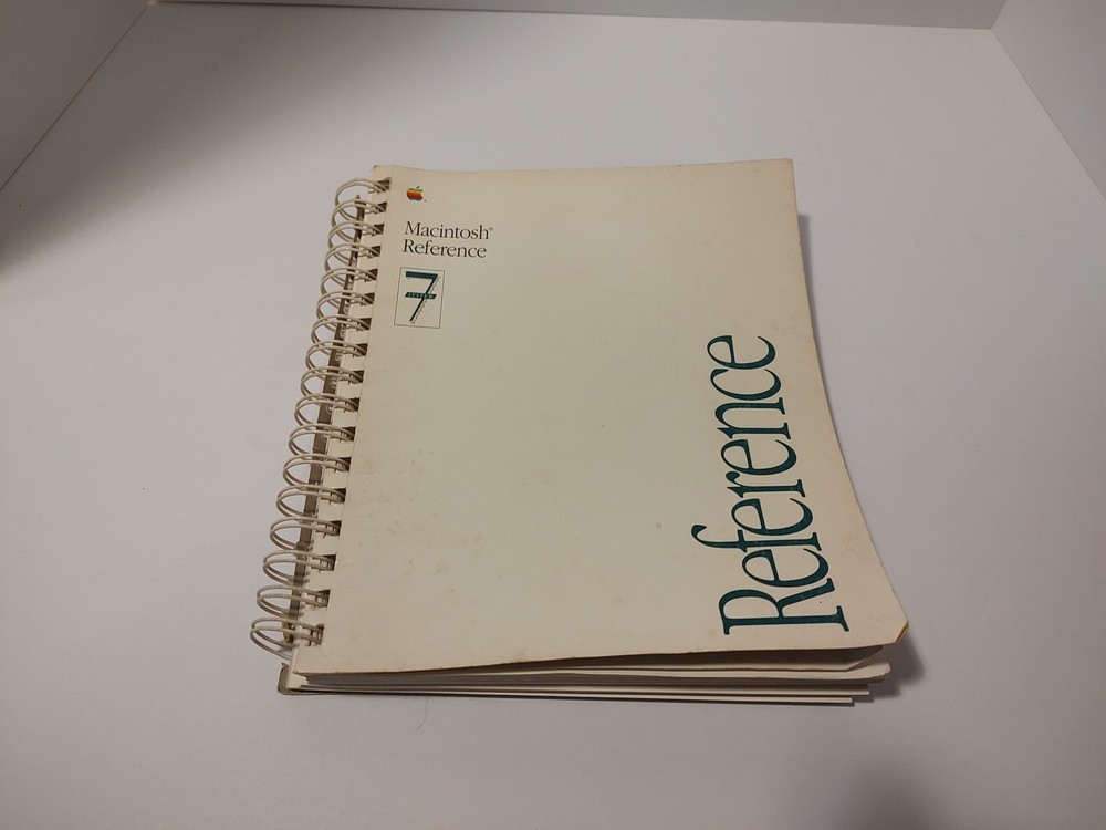 Macintosh Plus User Guide & Macintosh Reference System 7