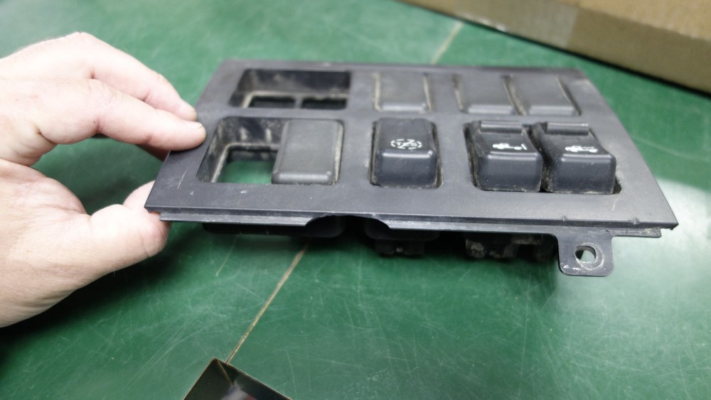 VOLVO VNL SWITCH PANEL THREE SWITCHES 3175601