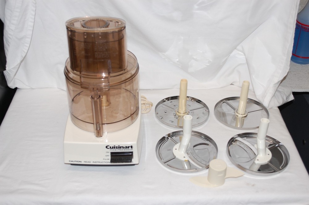CUISINART DLC-10E Food Processor with Multiple blades Preowned Works Great