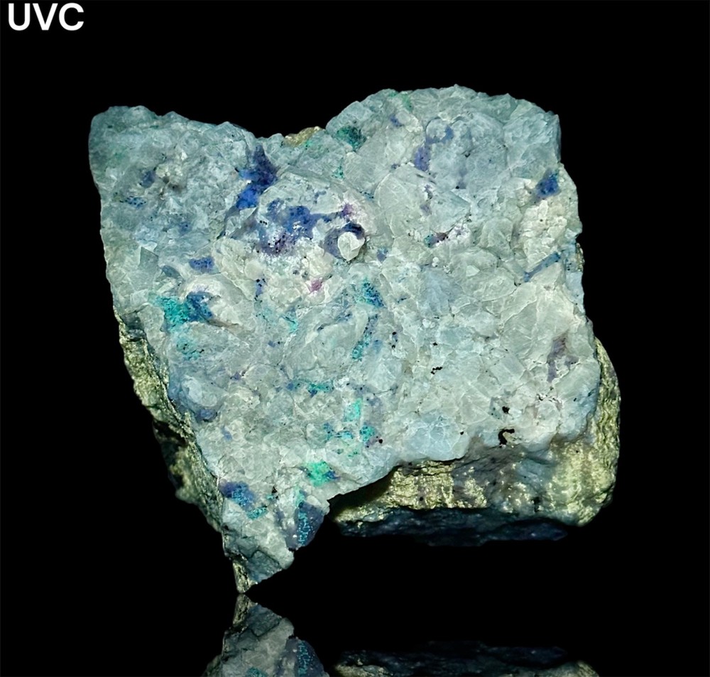 719 Gr. Fluorescent Strong Persistent Phosphorescent Hackmanite, Phlogopite, Mtr