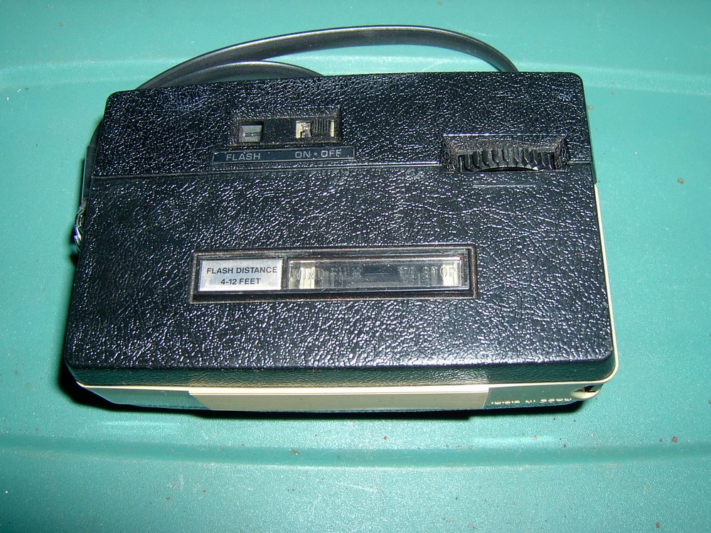 VINTAGE KEYSTONE EVERFLASH 30 CAMERA BY BERKEY WITH STRAP