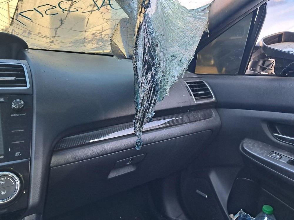 V60       2016 Glove Box 4898225