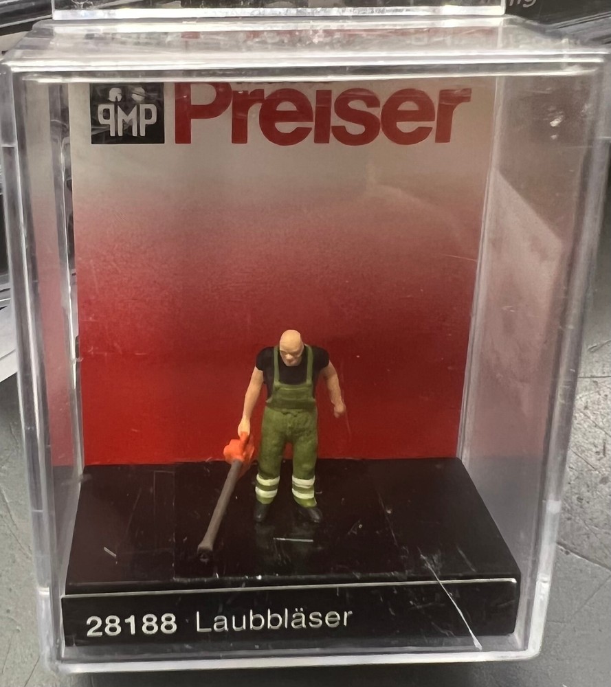 Preiser HO #28188 Man w/Leaf Blower