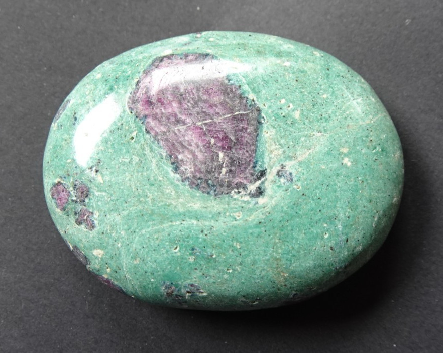 Ruby Fuchsite Palmstone - India sc1001