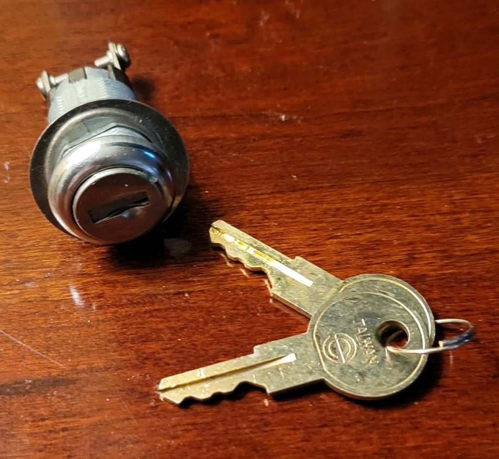 Panel Mount Keyed Key Switch SPST (off/on) with 2 Keys NOS