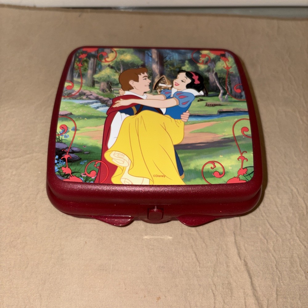 Tupperware Disney Snow White Sandwich Keeper!
