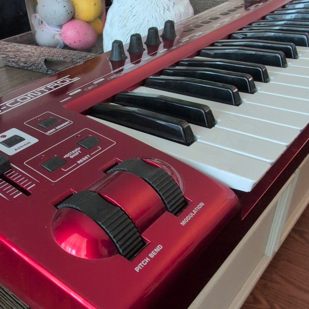 Behringer UMX490 Midi Controller Keyboard