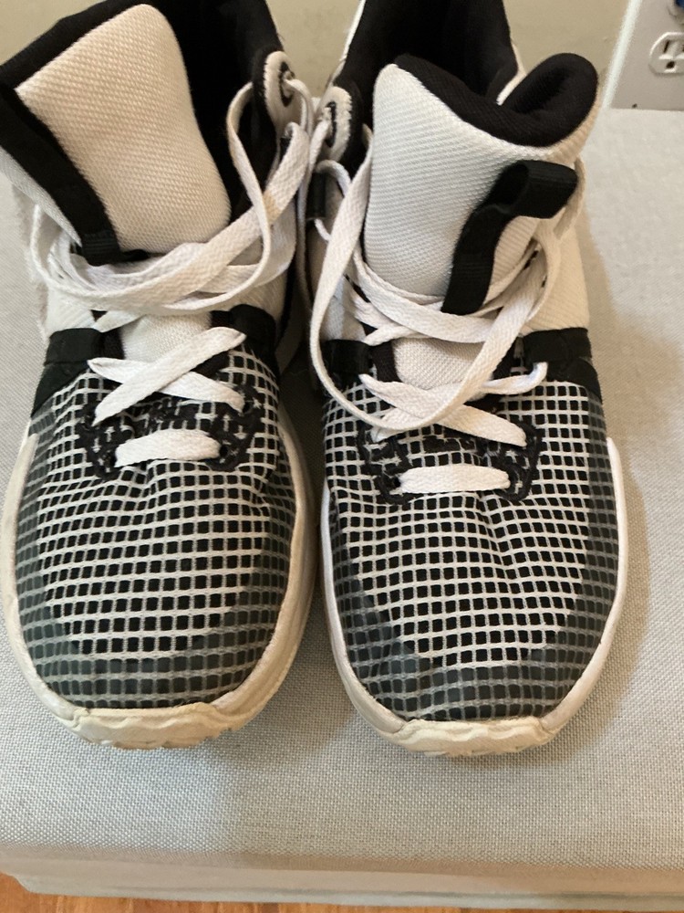 Kids Lebron Sneakers Size 7Y Nike
