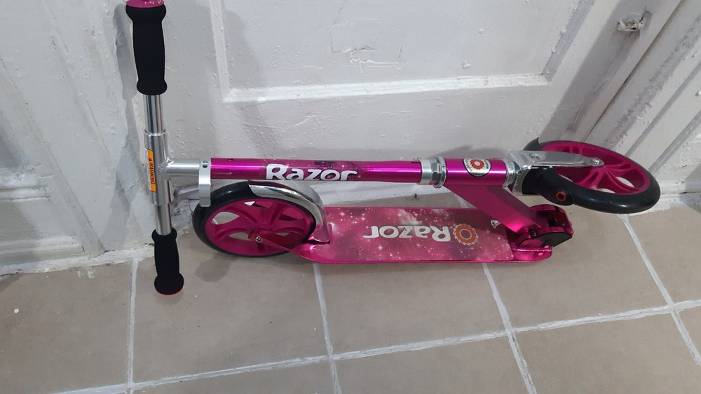 Razor Pink Folding Kick Scooter Adjustable Handlebar Aluminum Frame Lightweight