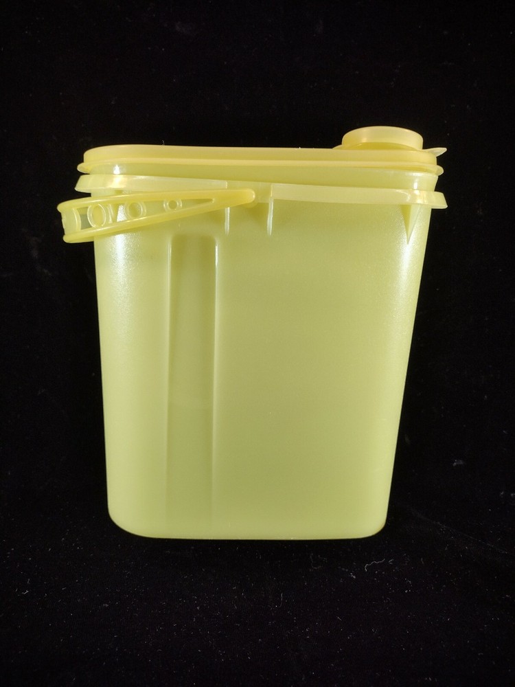 Tupperware 587 2 Qt. Buddy Pitcher w/Handle Yellow