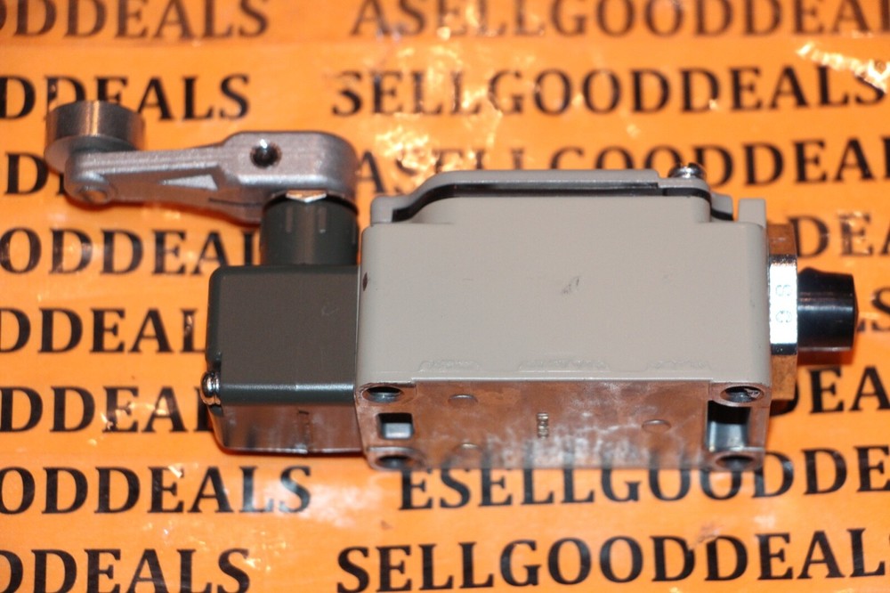 Omron WLCA2-LDK43-N Roller Lever Limit Switch New