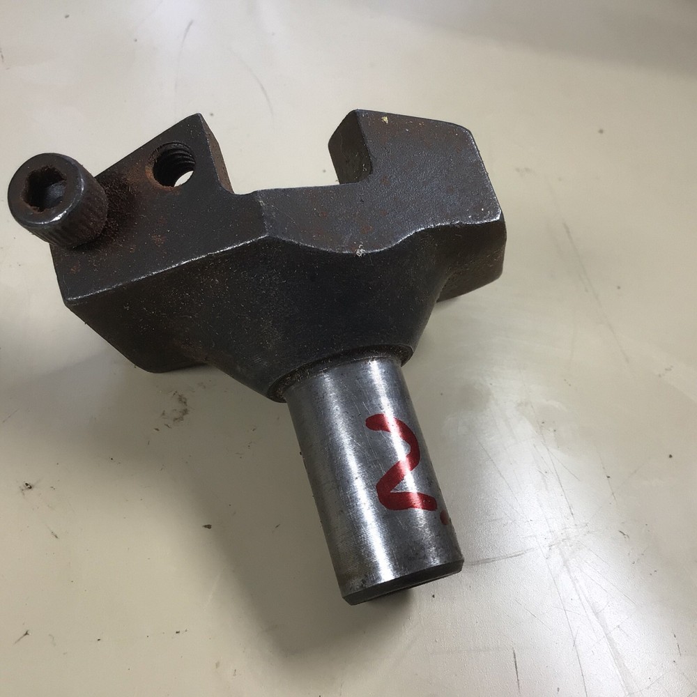One BROWN & SHARPE TOOL HOLDERS 5/8" SHAANKS #60-100, cracked