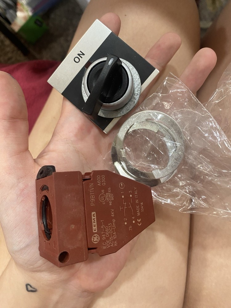 General Electric P9B11VN Heavy duty selector switch (695)